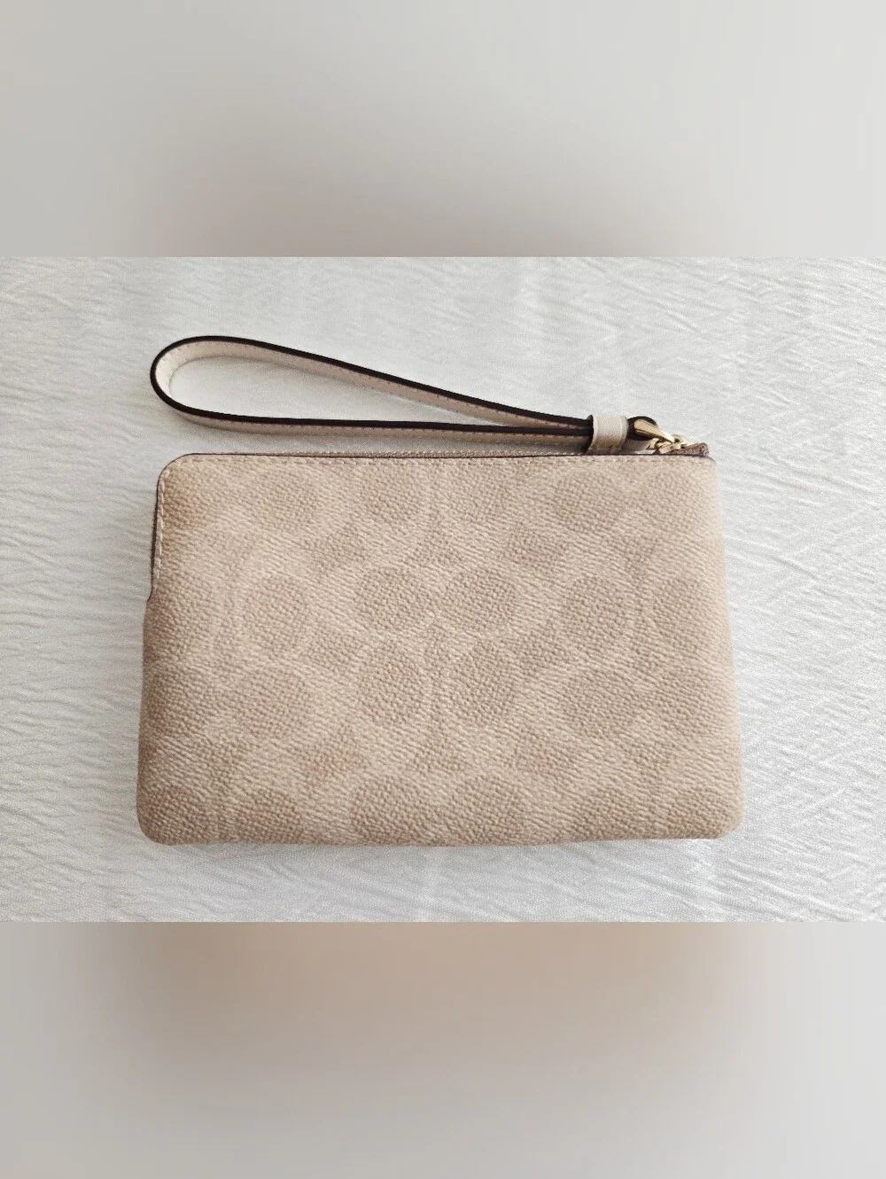 COACH Women's Beige Wristlet Clutch